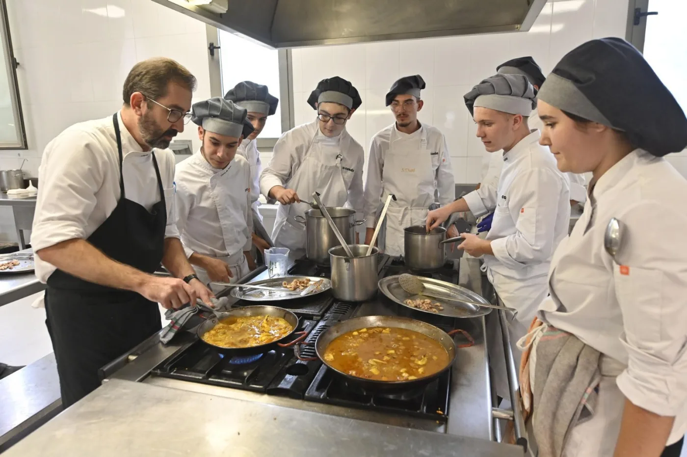 Chef Vicente formando a un equipo de cocina profesional
