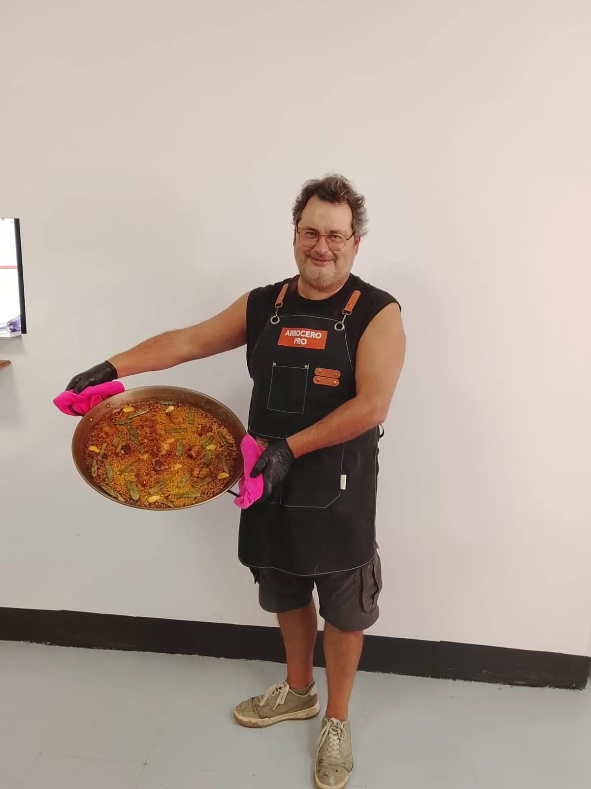 Alumno del curso Arrocero Pro con su arroz recién hecho