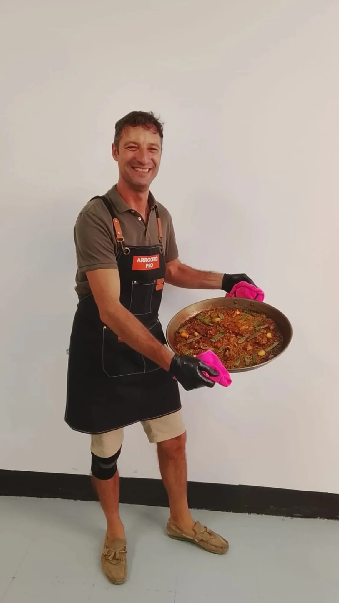 Alumno del curso Arrocero Pro con su paella recién hecha